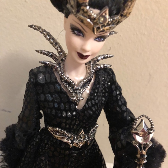 Mattel 2015 Barbie Queen of the Dark Forest Gold Label Doll in Box! - Picture 5 of 7